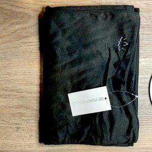 Beyond Yoga Pocket Infinity Scarf 🎀